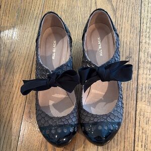 ✨ All Black Textured Ballet Flats with Bow — EU 38 ✨
